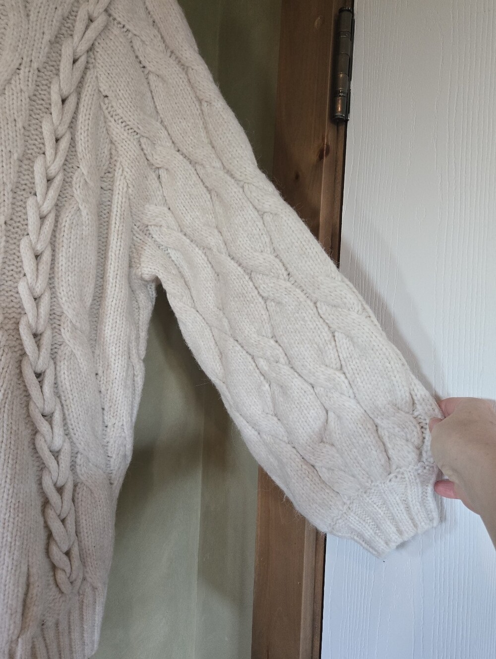 H&M | Cream Chunky Cable Knit Oversized Sweater, Size M - Picture 4 of 9